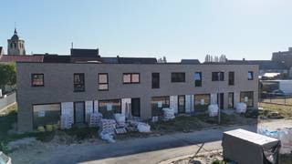 Deze nieuwbouwwoning bestaat uit: inkomhal - toilet - living - keuken - berging - wasplaats - terras - tuin - tuinhuis - carport - 2 autostaanplaatsen - nachthal - 3 slaapkamers - badkamer - toilet op de bovenverdieping. <br /><br />EPC: woning in aanbouw. Vrij 1/12/2026. Huurprijs 925 €/mnd.