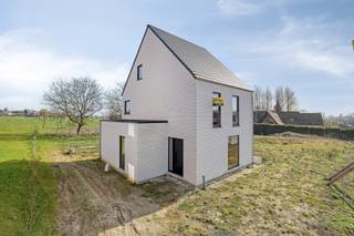 <ul>
	<li>BEN-woning</li>
	<li>3-4 slaapkamers</li>
	<li>Inclusief tuinafwerking</li>
	<li>Afwerking op maat</li>
	<li>Rustige, centrale ligging</li>
</ul>
<br /><strong>OMGEVING</strong><br />Deze villa (lot 6) is gelegen in een rustige, maar goed bereikbare omgeving, op een steenworp van het centrum van Ninove. Je geniet van de nabijheid van scholen, winkels, sportfaciliteiten en gezellige eetgelegenheden, terwijl je toch profiteert van de rust van de residentiële omgeving. Voor natuurliefhebbers biedt de regio talloze wandel- en fietsmogelijkheden in het omliggende groene landschap. Bovendien is de woning gunstig gelegen ten opzichte van belangrijke uitvalswegen, waardoor steden als Brussel en Aalst gemakkelijk bereikbaar zijn.<br /><br /><strong>INDELING</strong><br />De woning is op het gelijkvloers voorzien van een inkomhal met vestiairemogelijkheid, gastentoilet en doorgang naar de leefruimte, eetplaats en open keuken. De keuken is voorzien van een extra bergruimte met buitendeur. Op de eerste verdieping zijn drie slaapkamers voorzien, een badkamer met ligbad, inloopdouche en dubbele lavabo. Op de nachthal is nogmaals een extra toilet voorzien.<br /><br />De tweede verdieping kan nogmaals ingericht worden naar twee slaapkamers en een bergruimte. <br /><br />Meer informatie of wenst u toch een volwaardige afwerking? Contacteer ons!