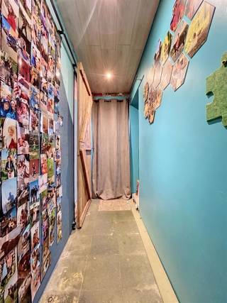 <p><span>Gezinswoning met 3 slaapkamers, zonnepanelen en ruime stadskoer</span></p><p><span>In de </span><span>Pottestraat 88 te Poperinge</span><span> bevindt zich deze gezellige gezinswoning met een praktische indeling.</span></p><p><span>Op het gelijkvloers vindt u een </span><span>ruime inkomhal</span><span>, een </span><span>lichtrijke leefruimte met pelletkachel</span><span>, een </span><span>aparte keuken</span><span> met aansluitende </span><span>berging/wasplaats</span><span>, een </span><span>badkamer met douche en lavabo</span><span>, een </span><span>kleine berging</span><span>, een </span><span>apart toilet</span><span> en een </span><span>ruime stadskoer</span><span>.</span></p><p><span>De eerste verdieping omvat een </span><span>nachthal</span><span> en </span><span>drie volwaardige slaapkamers</span><span>.</span></p><p><span>Een extra troef zijn de </span><span>14 zonnepanelen met thuisbatterij.  </span><span>Bovendien is de woning </span><span>asbestveilig</span><span>, wat extra gemoedsrust biedt aan de toekomstige eigenaar.</span></p><p><span>Troeven:</span></p><ul><li><span>3 volwaardige slaapkamers</span></li><li><span>Leefruimte met pelletkachel</span></li><li><span>14 zonnepanelen met thuisbatterij</span></li><li><span>Asbestveilige woning</span></li><li><span>Ruime berging/wasplaats</span></li><li><span>Onderhoudsvriendelijke stadskoer</span></li><li><span>Centrale ligging nabij het centrum van Poperinge</span></li></ul>