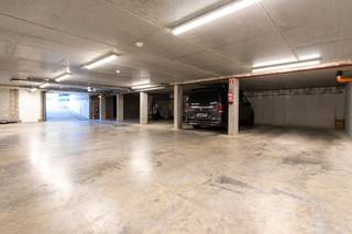 <div><div> <p>Overdekte autostaanplaats in recent gebouw.</p><p>Overdekte autostaanplaats op niveau -1 van een recent gebouw. De staanplaats is vlot bereikbaar via de gemeenschappelijke inrit en biedt een praktische en veilige oplossing voor het parkeren van uw wagen. Ideaal voor eigen gebruik of als investering.</p></div> </div>