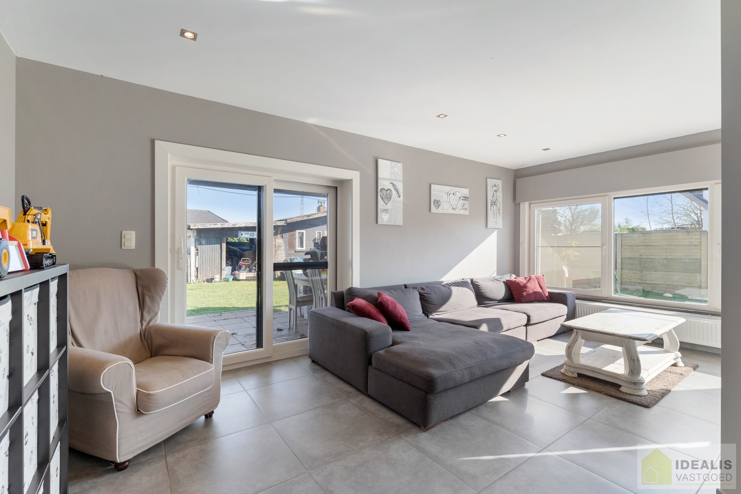 IDEALIS VASTGOED - CHARMANTE INSTAPKLARE GEZINSWONING MET EEN LICHTRIJKE LEEFRUIMTE, MODERNE OPEN KEUKEN MET KOOKEILAND, 3 RUIME SLAAPKAMERS EN BADKAMER. DE WONING IS GELEGEN OP EEN PRACHTIG PERCEEL VAN 12A 68CA! Deze knappe bungalow omvat een aangename 1 - foto 5