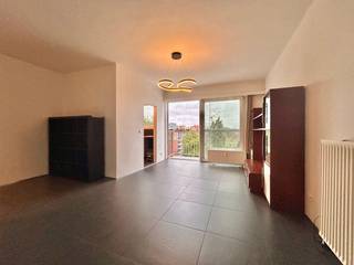 Deze studio van ca. 43 m² op de 8ste verdieping, is DEELS GEMEUBELD en recent gerenoveerd en instapklaar. <br />De studio beschikt over een aangename leefruimte met aparte slaaphoek. <br />Studio met veel lichtinval en een compact zuidgericht terras waar u de hele dag van de zon kunt genieten. Ideaal voor wie comfortabel en zorgeloos wil wonen op een goede locatie.<br />Badkamer, compact en praktisch, voorzien van lavabo en bad/douche. Er is een apart toilet voorzien. <br /><br />Huurprijs €750/ mnd + Alg kosten €150/ mnd ( provisie verwarming, water en alg onderhoud/ gebruik algemene delen) <br />Elektriciteit, internet en tv individueel.<br /><br />Direct beschikbaar.<br /><br />WILT U AANWEZIG ZIJN OP HET BEZOEKMOMENT? RESERVEER UW PLEK:<br /><br />https://360.zabun.be/public/visitreservationcomponent/visitreservation.aspx?guid=E261B857-4F8C-4DD0-90C7-9EDB58A3A748&languageid=nl&id=85059613&c=BE