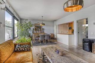 Commerciële Ruimte (222 m²)Op het gelijkvloers bevinden zich twee volledig uitgeruste en succesvol geëxploiteerde badhuizen, samen goed voor...