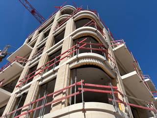 Op een uitzonderlijke locatie, op de hoek van de Zomerlaan en de Meeuwenlaan en op enkele passen van het strand en de vernieuwde zeedijk, bevindt zich Residentie Botanic. Een stijlvolle nieuwbouwresidentie waar architectuur, comfort en de unieke sfeer van de kust samenkomen.<br /><br />Binnen dit project is nog slechts <strong>één appartement beschikbaar</strong>: de <strong>exclusieve penthouse op de zesde verdieping</strong>.<br /><br />Een unieke woonbeleving met royale terrassen, een optimale zuidwestelijke oriëntatie en een prachtig open uitzicht. Hier geniet u volop van licht, ruimte en privacy, met de zee als dagelijkse achtergrond.<br /><br />De penthouse wordt hoogwaardig afgewerkt met duurzame materialen en biedt dankzij vloerverwarming en een energiezuinige warmtepomp een uitzonderlijk wooncomfort met een laag energieverbruik.<br /><br />Westende-Bad combineert de charme van een familiale kustgemeente met een uitstekende ligging en alle voorzieningen binnen handbereik. De schaarste aan kwalitatieve nieuwbouw op deze locatie maakt dit aanbod bijzonder exclusief.<br /><br />Een zeldzame kans voor wie op zoek is naar een stijlvolle penthouse aan zee, als tweede verblijf, vaste woonst of investering.<br /><br /><strong>Mogelijkheid tot aankoop van een garage in het nabijgelegen nieuwbouwproject Cenakel (100 m).</strong><br /><br />Benieuwd naar meer? Neem dan zeker contact op voor een vrijblijvend gesprek op kantoor om het project verder toe te lichten;