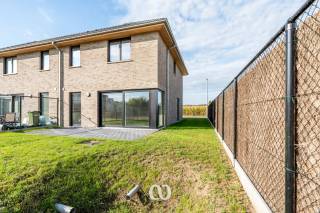 Ben jij op zoek naar een gloednieuwe woning met vier slaapkamers en een garage, gelegen in een gezellige verkaveling in Ruien? Gevonden!<br /><br />PRIJS EXCLUSIEF BTW EN REGISTRATIERECHTEN<br /><br />De praktische indeling, de aanwezigheid van zonnepanelen en de rustige ligging zijn maar enkele van de vele troeven die we hier terugvinden!<br /><br />INDELING:<br />Op het gelijkvloers beschikt elke woning over een lichtrijke open living met keuken, een handige berging, een garage met automatische poort en een gastentoilet.<br /><br />Op het eerste verdiep vinden we maar liefst vier slaapkamers, een badkamer en een tweede toilet.<br /><br />Elke woning heeft ook een zolder. Bij de woningen met twee bouwlagen bestaat bovendien de optie om een vaste trap door te trekken naar de zolder, zodat je er een prachtige vijfde kamer kan creëren.<br /><br />Heb jij interesse in één van deze woningen of kom je graag eens naar de modelwoning kijken? Aarzel dan zeker niet en contacteer ons vandaag nog voor een afspraak!