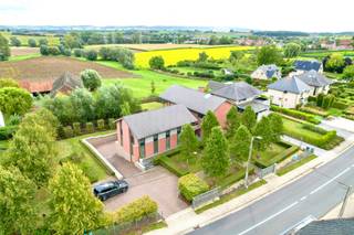 Grote degelijke villa met extra kantoor/prakijkvleugel, handige parking, en volledig onderkelderd. Mooi terras en aangename tuin met een...