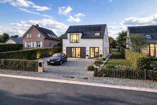 <p><strong>Bouwgrond voor open bebouwing!</strong><br /><br />In het landelijke Wambeek bieden wij u dit <strong>uniek perceel bouwgrond </strong>met een oppervlakte van <strong>12 are 60 ca</strong>. aan, ideaal voor het realiseren van een <strong>open bebouwing</strong> op een<strong> </strong>rustige en groene locatie. Het perceel ligt in<strong> </strong>woongebied met landelijk karakter, deels agrarisch gebied, en garandeert een <strong>vrij uitzicht</strong> op de tuinzijde.<br /><strong>Verkavelingsvoorschriften</strong>: Het gebouw telt maximaal 2 woonlagen. De perceelbreedte bedraagt 14,30 meter. Zijdelinkse bouwvrije stroken minimum 3,00 meter. De bouwbreedte bedraagt 8,30 meter en de bouwdiepte op het gelijkvloers 15,00 meter en 12,00 meter op het verdiep. Goed voor een woning van 224 m².<br />Mis deze uitzonderlijke kans niet om uw droomwoning te realiseren op een prachtige locatie. Voor bijkomende informatie of de volledige bouwvoorschriften kan u terecht bij Topo-Immo. Maatregelenregister in aanvraag. Maatregelen opgenomen in het maatregelenregister: nee. </p>