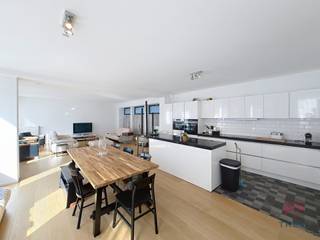 <p><strong>ELSENE, vlakbij de Louizalaan, het openbaar vervoer en winkels, ongemeubileerd appartement met 2 slaapkamers en een bewoonbare oppervlakte van ±136 m², gelegen op de 1e verdieping. Bestaande uit: inkomhal, woonkamer van ±68 m², volledig uitgeruste open keuken, 2 slaapkamers (±11 m² en ±17 m²), doucheruimte, badkamer, wasruimte en kelder. Kosten: Voorziening van 150 €/maand (gemeenschappelijke kosten). Beschikbaar vanaf 01/09/2026 - EPC C-. Afmetingen ter indicatie.</strong></p>
<p>Op de 1e verdieping - 1.1</p>
<ul>
<li>Entreehal met apart toilet</li>
<li>Woonkamer van ±68 m² (11 m x 6,2 m)</li>
<li>Volledig uitgeruste open keuken (koelkast/vriezer, oven, kookplaten, afzuigkap, vaatwasser)</li>
<li>Slaapkamer van ±11 m² (4 m x 4,7 m) met aangrenzende doucheruimte (inloopdouche)</li>
<li>Slaapgedeelte met berging</li>
<li>Slaapkamer van ±17 m² (4,8 m x 3,6 m) met aangrenzende badkamer (bad/douche, wastafel, toilet) en aangrenzende wasruimte</li>
</ul>
<p>Kelder n°9 van ±6 m²</p>
<p>Diversen: glasvezel, dubbele beglazing, videofoon, gepantserde deur, eigen gasverwarmingsketel</p>