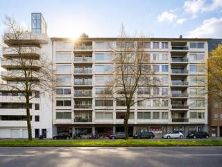<strong>Ruim appartement met 2 slaapkamers en een zonnig terras, gelegen vlakbij het centrum van Gent.</strong><br /><br />Het appartement bevindt zich op de 6de verdieping van een residentie op fietsafstand van het Gentse stadscentrum, met een uitstekende bereikbaarheid naar de belangrijkste invalswegen.<br /><br />Vooraan bevindt zich de lichtrijke leefruimte, die praktisch kan worden ingericht in een zit- en eetgedeelte. De aparte keuken biedt toegang tot een eerste buitenruimte.<br /><br />Via de hal met vestiaire, praktische berging en badkamer bereikt men de slaapkamers. De hoofdslaapkamer bevindt zich achteraan en geeft toegang tot het tweede, zuidgericht terras met zicht op de gemeenschappelijke tuin.<br /><br />Oorspronkelijk betrof dit een drieslaapkamerappartement. Mits een eenvoudige ingreep kan deze indeling opnieuw gerealiseerd worden.<br /><br /><strong>Extra troeven:</strong> privatieve kelderberging en gemeenschappelijke fietsenberging.<br />Er is eveneens de mogelijkheid om een ondergrondse staanplaats mee aan te kopen (35.000 euro)<br /><br /><strong>Ideaal voor starters, koppels of ouders van studerende kinderen die op zoek zijn naar een ruim appartement met potentieel.</strong>