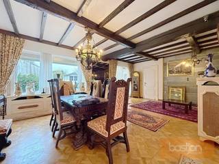 Ontdek deze te renoveren woning, ideaal gelegen in een serene omgeving. Deze mooie woning beschikt over de volgende indeling:<br /><br />Gelijkvloers:<br />- Aangename inkomhal<br />- Ruime leefruimte <br />- Ingerichte keuken<br />- Veranda met zicht op de tuin<br />- Praktische berging<br />- Garage<br /><br />Eerste verdieping:<br />- Drie ruime slaapkamers<br />- Comfortabele badkamer<br /><br />Extra: De woning bevat een zolder, perfect voor opslag of als extra leefruimte.<br /><br />De woning is voorzien van mooie parketvloeren, en biedt de mogelijkheid tot verdere renovatie naar eigen smaak.<br /><br />Ligging:<br />Gelegen nabij het Olympiadeplein, met scholen, winkels, openbaar vervoer en invalswegen in de directe nabijheid.<br /><br />Wie zoekt naar een comfortabele thuis in een rustige buurt, moet deze kans niet missen! Neem snel contact op voor meer informatie of een bezichtiging.