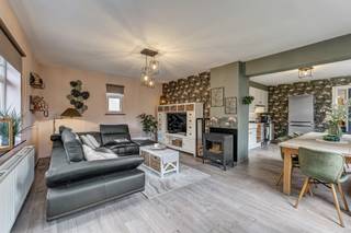 <p>In Liedekerke, op een gunstige locatie (650 m van het centrum) met vlotte verbindingen naar de omliggende gemeenten, bevindt zich deze <strong>alleenstaande en instapklare woning</strong>, die in 2005 grondig werd gerenoveerd. De woning combineert aangename leefruimtes met een praktische indeling, een mooie tuin en interessante uitbreidingsmogelijkheden. Op het <strong>gelijkvloers</strong> komt u binnen via de inkomhal. De lichtrijke woonkamer sluit aan op de functionele keuken met rechtstreekse toegang tot het terras en de tuin. Verder vindt u hier een <strong>slaapkamer/dressing</strong>, een volledig ingerichte badkamer, een afzonderlijk toilet en een <strong>inpandige garage van ca. 20 m²</strong>. De <strong>eerste verdieping</strong> beschikt over een ruime slaapkamer van ca. <strong>22 m²</strong> en een royale bureau-/videruimte van ca. <strong>27 m²</strong>. Deze ruimte biedt de mogelijkheid om een <strong>derde slaapkamer</strong> te creëren. Daarnaast is er een tweede toilet van ca. <strong>5,5 m²</strong>, waar reeds aansluitingen voorzien zijn voor de eventuele inrichting van een <strong>tweede badkamer</strong>. Buiten geniet u van een <strong>aangelegde tuin met terras</strong>. Een bijkomende troef is dat een gedeelte van de grond <strong>uitbreidingsmogelijkheden</strong> biedt. Naast de inpandige garage beschikt de woning over een <strong>vrijstaande garage van ca. 15 m²</strong>, aangevuld met buitenparkeergelegenheid. Ook technisch heeft de woning heel wat te bieden: <strong>asbestveilig</strong>, PVC-schrijnwerk met dubbele beglazing en <strong>centrale verwarming op aardgas</strong>, aangevuld met een gezellige houtkachel. Dankzij de centrale ligging in Liedekerke zijn <strong>Brussel en Aalst</strong> vlot bereikbaar. Ook openbaar vervoer, winkels, scholen en andere dagelijkse voorzieningen bevinden zich in de omgeving. <strong>Troeven:</strong> Alleenstaande woning – Grondig gerenoveerd – Instapklaar – Mogelijkheid tot 3 slaapkamers – Mogelijkheid tweede badkamer – Tuin en terras – Uitbreidingsmogelijkheden – 2 garages – Asbestveilig – Dubbele beglazing – CV op aardgas. Een veelzijdige woning met veel ruimte en potentieel op een gunstige locatie!</p>
