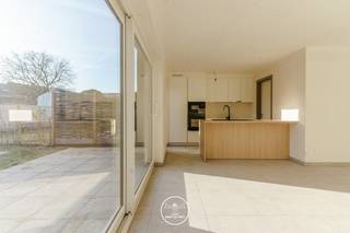 LIGGINGDit nieuwbouwproject langs de Cooppallaan, vlakbij het centrum van Wetteren, biedt 9 energiezuinige woningen in een hedendaagse architecturale...