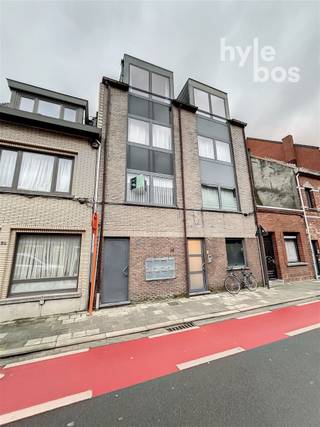 <p><span>Centraal gelegen en instapklaar appartement met uitstekende bereikbaarheid richting E17, stadscentrum en station. Gelegen op de eerste verdieping omvat dit appartement een inkomhal, een lichtrijke leefruimte, een volledig ingerichte keuken met elektrisch kookvuur en dampkap, een badkamer met lavabo, toilet en douche, en één volwaardige slaapkamer. Aansluiting voor een wasmachine is voorzien. Het gebouw dateert van 2008. Verwarming op aardgas (ketel vernieuwd in 2024), HR-beglazing én een goedgekeurde elektrische installatie zorgen voor een energiezuinig en zorgeloos geheel met een gunstig EPC van 118. Gemeenschappelijke fietsenberging aanwezig. Ideaal als startersappartement of als rendabele investering.</span></p><p><span>Interesse? Contacteer ons vandaag nog voor een bezoek.</span></p><p><span> </span></p>