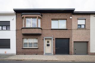 Instelprijs vanaf 595.000 Euro, ieder bod vanaf de instelprijs wordt zorgvuldig overwogen.Deze woning met een gevel breedte van 8,5 meter is centraal...