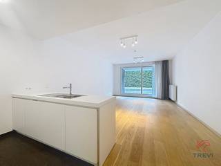 ETTERBEEK, vlakbij het Jubelpark. Prachtig appartement van ± 92 m² op de begane grond. Bestaande uit een inkomhal, woonkamer van ± 30 m² met...