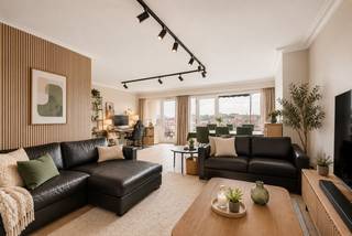 Ontdek dit ruime hoekappartement te koop in Anderlecht, gelegen op de 7e verdieping van een residentieel gebouw. Dankzij de hoge ligging en de open zichten geniet u hier van een uitzonderlijk gevoel van licht en ruimte. Een interessante opportuniteit voor wie op zoek is naar een eigendom met potentieel op een centrale locatie in Anderlecht.<br /><br />Dit appartement biedt een aangename indeling met een ruime leefruimte die baadt in natuurlijk licht dankzij de grote raampartijen. De keuken, badkamer en verdere afwerking bieden de mogelijkheid om het appartement volledig naar eigen smaak en stijl te renoveren. Verder beschikt de woonst over twee slaapkamers.<br /><br />Het zuidgeoriënteerde terras zonder inkijk vormt een absolute meerwaarde en laat u in alle rust genieten van het uitzicht. De garagebox is verplicht mee aan te kopen aan €25.000.<br /><br />De ligging in Anderlecht combineert een vlotte bereikbaarheid met de nabijheid van winkels, openbaar vervoer en dagelijkse faciliteiten. Dankzij de renovatiemogelijkheden en de sterke locatie vormt dit appartement een interessante investering of toekomstige gezinswoning.<br /><br />Het appartement is verhuurd.<br /><br />Neem vandaag nog contact op en plan uw bezoek in.<br /><br />Denk je eraan om je woning in Anderlecht te verkopen? Neem vrijblijvend contact op met Mathias van Immo Francois in Brussel voor een gratis schatting via meire@immofrancois.be.<br /><br />De getoonde inrichting is een AI-gegenereerde visualisatie ter illustratie.<br /><br />