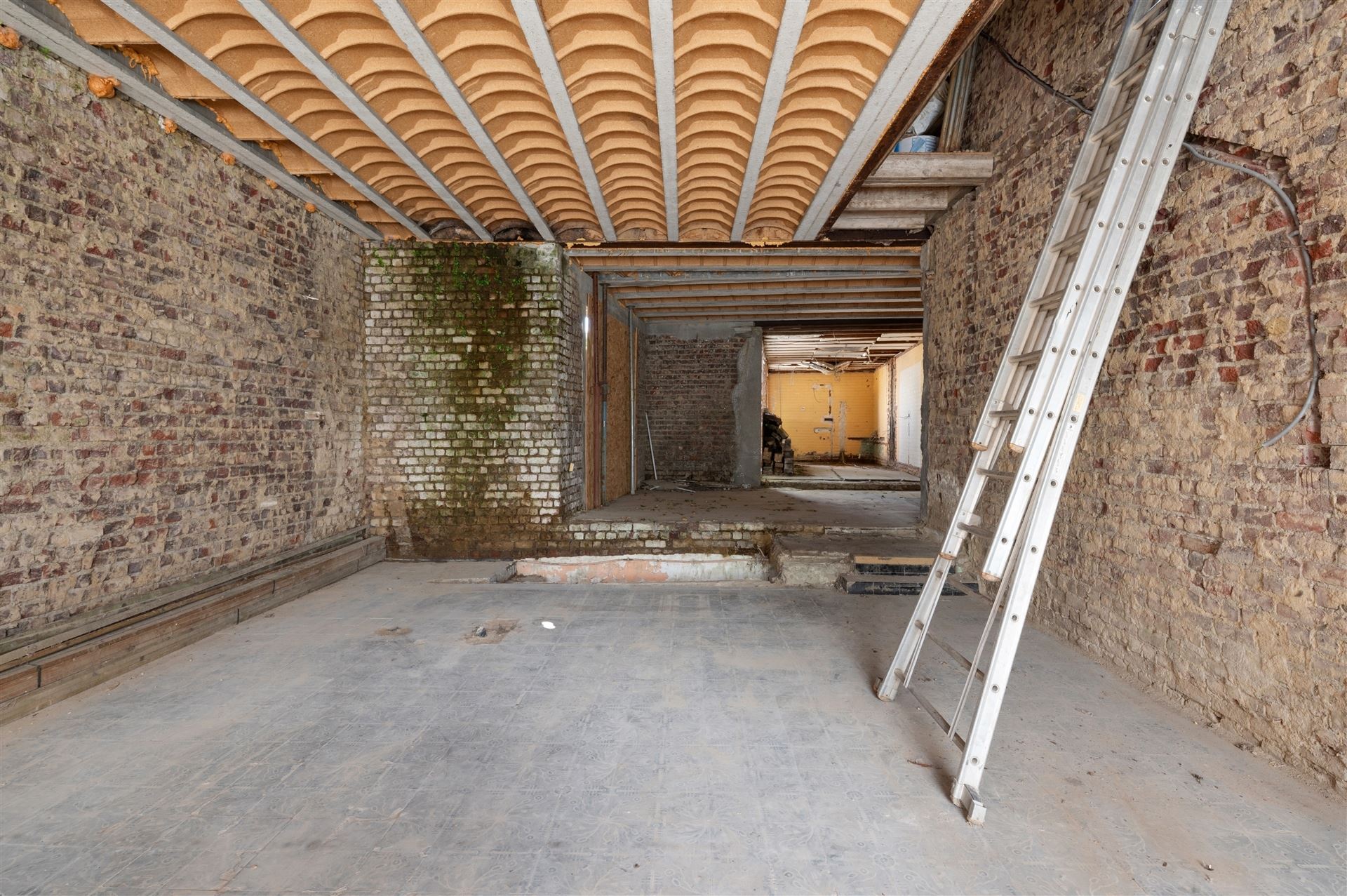 Renovatiepand met veel potentieel in Heurne! - foto 4