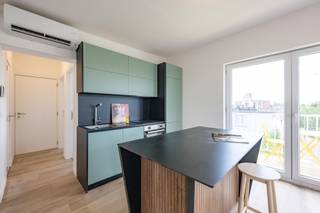 <p><span>Hoogwaardig gerenoveerd en energiezuinig appartement met terras</span></p><p><span> </span></p><p><span>Dit prachtige appartement is gelegen op de eerste verdieping van een volledig gerenoveerd gebouw.</span></p><p><span> </span></p><p><span>Indeling</span></p><p><span>We komen het appartement binnen in de lichtrijke inkomhal. De leefruimte en keuken lopen naadloos in mekaar over met aan zeer mooie parket die we overal in het appartement terugvinden. De prachtige keuken bevat alle moderne toestellen van kwalitatieve makelij. Aansluitend bevindt er zich een gezellig zuidwest-gericht terras met zicht op kasteel De Drie Torekens. Naast de leefruimte is er nog een bergruimte met aansluiting voor de wasmachine.</span></p><p><span> </span></p><p><span>Verder bevinden zich nog twee slaapkamers, alsook een prachtige badkamer met inloopdouche en toilet.</span></p><p><span> </span></p><p><span>Er zijn verfrissende airco-units in de leefruimte en de slaapkamers, alsook zes zonnepanelen op het dak.</span></p><p><span> </span></p><p><span>Bij dit appartement hoort een ruime privatieve kelder op de ondergrondse verdieping.</span></p><p><span> </span></p><p><span>We verkopen ook twee identieke appartementen op de tweede en derde verdieping van dit gebouw.</span></p><p><span> </span></p><p><span>Extra info</span></p><ul><li><span>Fantastische EPC-score: 56 (label A)</span></li><li><span>Alle meters voor de nutsvoorzieningen zijn individueel</span></li><li><span>Lage maandelijkse kosten</span></li><li><span>Elektriciteit conform</span></li><li><span>Geen asbesthoudende materialen aanwezig</span></li></ul><p><span> </span></p>