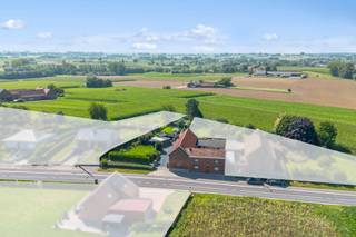 <p>Te koop in Pajottegem! <br />Bent u op zoek naar een ruime woning met authentiek karakter, waar rust, natuur en comfort samenkomen? <br />Dan is deze charmante eigendom precies wat u zoekt.</p>
De eigendom, gelegen langs een vlotte verbindingsweg en omgeven door uitgestrekte velden, biedt u een unieke combinatie van landelijke charme en praktische bereikbaarheid. Het perceel baadt in het groen en garandeert u een prachtig uitzicht over de omliggende akkers en weilanden.<br /><br /><strong>Praktische info: </strong><br />
<ul>
<li>4 slaapkamers</li>
<li>Ruime garage 62m2</li>
<li>Praktijkruimte (bijgebouw)</li>
</ul>
<p><strong>Troeven van deze woning:</strong></p>
<ul>
<li>
<p>Authentieke bouwstijl met karaktervolle gevel in baksteen en een klassiek zadeldak.</p>
</li>
<li>
<p>Ruime bewoonbare oppervlakte, ideaal voor een groot gezin of voor wie extra werk- of hobbyruimte wenst.</p>
</li>
<li>
<p>Mooie tuin, waar u volop kan genieten van rust en natuur.</p>
</li>
<li>
<p>Praktische ligging: rustig en landelijk, maar toch op korte afstand van winkels, scholen en invalswegen.</p>
</li>
<li>
<p>Tal van mogelijkheden om de woning volledig naar eigen smaak en noden in te richten.</p>
</li>
</ul>
<p>Of u nu op zoek bent naar een warme gezinswoning of een eigendom met mogelijkheden voor een zelfstandige activiteit of hobbyruimte – dit pand biedt u eindeloze kansen.</p>
<p>Laat u verrassen door de charme, de ruimte en het prachtige uitzicht dat deze woning u te bieden heeft.</p>