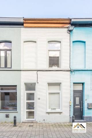 In een rustige straat in Ledeberg, op slechts 10 minuten fietsen van het centrum van Gent, bevindt zich deze instapklare en smaakvol gerenoveerde woning. Bij het betreden van de woning valt meteen de warme en uitnodigende inkomhal op, die naadloos overgaat in de lichtrijke leefruimte. De open indeling, met een gezellige zithoek en eetplaats, creëert een aangenaam ruimtegevoel. Dankzij de grote raampartij en lichtkoepel geniet je hier de hele dag van overvloedig natuurlijk licht en een mooi zicht op het terras. Vooraan bevindt zich de praktische keuken. Op de eerste verdieping vind je een stijlvolle badkamer uitgerust met zowel ligbad als douche, een apart toilet en een eerste volwaardige slaapkamer. De bovenverdieping, bereikbaar via een mooie traphal, biedt plaats aan nog twee comfortabele slaapkamers. De woning onderging een grondige renovatie in 2016 (EPC B, asbestveilig en elektriciteit conform) en werd in 2025 verder geoptimaliseerd op vlak van energiezuinigheid door de installatie van 4 zonnepanelen en airco (warmtepomp) in de slaapkamers. De ligging vormt een absolute meerwaarde: vlotte verbindingen via de R40, E17 en E40, openbaar vervoer en winkels op wandelafstand, en een levendige buurt met gezellige horecazaken en een wekelijkse markt. Voor ontspanning liggen Park de Vijvers en de Schelde vlakbij. Een ideale woning voor wie rustig wil wonen, met de stad binnen handbereik. Vraagprijs = krijgprijs. Bezoekdag: 16/05. Inschrijven via mail naar tommy@immo-home.be, geen telefonische inschrijvingen! Volg ons op Fb en Insta. Voor meer info: www.immo-home.be. GRATIS SCHATTING &amp; GRATIS FINANCIEEL ADVIES