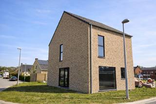 Deze prachtige villa, gelegen in het charmante Waasmunster, is een droom die werkelijkheid wordt. Met een bouwjaar van 2024/2025 is dit...