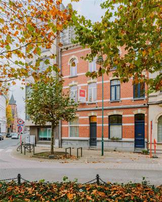 Sint-Niklaas Vous êtes à la recherche d'une maison bourgeoise spacieuse et de caractère située dans le centre de Sint-Niklaas ? Alors vous êtes au...