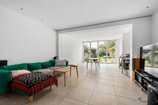 <p><span>Vous recherchez une maison spacieuse où vous pourrez vous sentir immédiatement chez vous ? Cette agréable maison familiale allie de grands espaces de vie, trois chambres à coucher spacieuses et un grenier étonnamment vaste, qui offre encore de nombreuses possibilités supplémentaires.</span></p><p><span>Agencement :</span></p><p><span>Depuis le hall d'entrée, vous accédez au vaste espace de vie ouvert, prolongé par la cuisine ouverte. La grande baie vitrée coulissante crée un joli lien avec l'agréable jardin orienté sud-ouest et apporte en outre une abondance de lumière naturelle. Un endroit idéal pour profiter de moments de calme, de dîners entre amis ou de journées ensoleillées à l'extérieur.</span></p><p><span>Au rez-de-chaussée, on trouve également une buanderie spacieuse, des toilettes pour invités et un garage étroit. Celui-ci ne peut pas accueillir une voiture standard, mais s’avère particulièrement pratique comme local à vélos, espace de rangement supplémentaire ou pour entreposer les poubelles et toutes sortes de matériel.</span></p><p><span>Le premier étage offre trois chambres spacieuses et entièrement équipées, des toilettes séparées et une salle de bains avec douche à l’italienne et double lavabo.</span></p><p><span>Un escalier fixe permet d'accéder aux combles. Cet espace n'est pour l'instant pas aménagé, mais offre un grand potentiel. On peut par exemple y imaginer une grande salle de loisirs, un bureau, une salle de jeux ou même deux chambres supplémentaires. Les possibilités ne manquent pas.</span></p><p><span>Situation :</span></p><p><span>La maison est située sur la Kapelsesteenweg à Ekeren-Donk, à un emplacement particulièrement avantageux entre Anvers, Brasschaat et Kapellen. Vous trouverez à proximité divers commerces, écoles, services et autres commodités quotidiennes. Les transports en commun (bus, tram et train) sont également facilement accessibles.</span></p><p><span>Grâce à la proximité de l’échangeur de Kleine Bareel, vous bénéficiez en outre d’une excellente accessibilité vers Anvers et les Pays-Bas.</span></p><p><span>Important :</span></p><ul><li><span>Grandes baies vitrées et beaucoup de lumière naturelle</span></li><li><span>La maison a été rénovée, toiture et fenêtres comprises</span></li><li><span>Label EPC B</span></li><li><span>Il ne reste plus qu'à effectuer quelques retouches selon vos goûts</span></li><li><span>Situation centrale</span></li></ul><p><span>Une maison qui offre avant tout de l'espace et des possibilités et qui, grâce aux travaux de rénovation déjà effectués, constitue une belle base pour en faire un véritable chez-soi.</span></p>