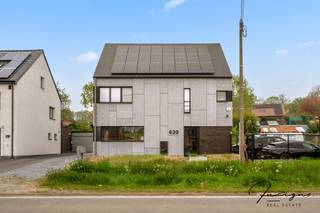 Interessant opbrengsteigendom of ideale combinatie van wonen en werken. Dit instapklare handelspand met duplexappartement is gelegen langs een...