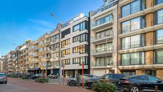 Op wandelafstand van de zee en het strand bevindt zich deze lichtrijke penthouse op de vijfde verdieping van een verzorgde residentie aan de Paul Parmentierlaan te Knokke. Het ruime, zongerichte terras vormt de ideale plek om in alle rust van de buitenlucht en de zon te genieten. De penthouse is gelegen in een aangename en rustige omgeving, maar bevindt zich tegelijk vlakbij talrijke winkels, gezellige restaurants en diverse andere voorzieningen. <br />De residentie onderging de voorbije jaren belangrijke vernieuwingen. Zo werd de gevel volledig vernieuwd en geïsoleerd, werd een nieuwe lift geplaatst en werd de inkomhal stijlvol vernieuwd.<br /><br />Indeling:<br />lichtrijke leefruimte met toegang tot ruim, zongericht terras vooraan, uitgeruste keuken, berging, toilet, slaapkamer met ingemaakte kasten, badkamer, tweede terras achteraan. <br /><br />Kelderberging en fietsenstalling.<br /><br />Mogelijkheid tot aankopen van een goed toegankelijke parkeerplaats achteraan het gebouw.<br /><br />Bezoeken? Graag na afspraak met Avantimmo op het nummer 050 62 50 55