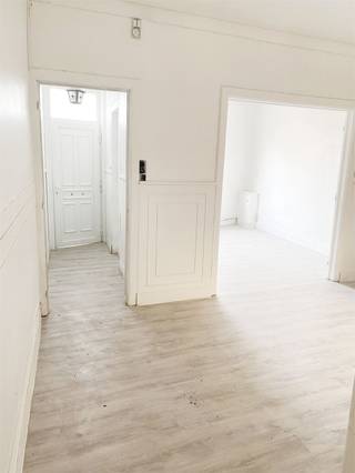 Starterswoning in een rustige omgeving. De indeling van de woning omvat een aparte ingang, een woonkamer, een keuken, een veranda en een apart...