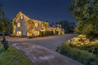 We bevinden ons in het mooie Oudsbergen. De villa is gelegen in een doodlopende straat en omgeven door groen en vergezichten. Het domein is...