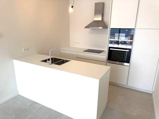 <strong>Modern BEN-appartement met 2 slaapkamers, terras en staanplaats</strong><br />Op zoek naar een comfortabel en energiezuinig appartement? Dit instapklare appartement van ca. 92 m², gelegen op de eerste verdieping, biedt een aangename combinatie van ruimte, licht en hedendaags wooncomfort.<br />De ruime leefruimte met open, volledig uitgeruste keuken geeft rechtstreeks uit op het terras. Daarnaast zijn er 2 slaapkamers, een badkamer, afzonderlijk toilet en praktische berging.<br />Met vloerverwarming, lucht-water warmtepomp, zonnepanelen en hoogwaardige isolatie geniet u hier van een BEN-appartement met een zeer laag energieverbruik. Het appartement wordt volledig geschilderd en met verlichting opgeleverd.<br />Als extra troef beschikt het afgesloten domein over een gemeenschappelijke tuin, petanquebaan en fietsenberging. Een eigen autostaanplaats is inbegrepen.<br /><strong>Huurprijs: € 890 + € 70 syndic/maand.</strong>