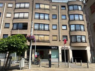 Dit appartement op de eerste verdieping bereikbaar met lift/trap biedt twee slaapkamers, een grote leefruimte, keuken, berging, badkamer met bad en een apart toilet. Er is eveneens een garage en kelderberging inbegrepen. Bij interesse bel of mail naar 052/52.80.80 of info@cornelis-goeman.be