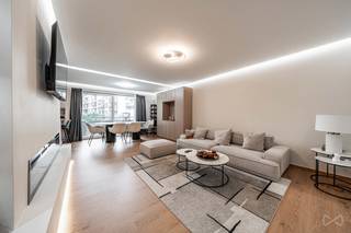 <p><span>We Invest heeft het genoegen u dit PRACHTIGE ‘instapklare’ appartement voor te stellen. De wijk (‘Bon Pasteur’) behoeft geen introductie meer en behoort tot de meest gegeerde van de noordelijke gemeenten van Brussel, dankzij de uitstekende bereikbaarheid, de nabijheid van voorzieningen en de verschillende groene ruimtes op wandelafstand.</span></p>
<p><span>Het appartement bevindt zich op de 1ste verdieping van een goed beheerde mede-eigendom. De lasten zijn er laag. Het heeft een oppervlakte van ±93 m² volgens het EPB-attest en is als volgt ingedeeld: inkomhal, toilet, lichtrijke woonkamer met twee eetruimtes, volledig uitgeruste keuken, wasruimte, overdekt terras georiënteerd op het ZUIDEN, nachthal, douchekamer en twee slaapkamers.</span></p>
<p><span>Het pand werd volledig gerenoveerd in 2026: wandcondensatieketel VAILLANT, verlaagd plafond, nieuwe parketvloer, nieuwe raamkozijnen, nieuwe douchekamer, op maat gemaakte inbouwmeubelen, ... de lijst is niet limitatief.</span></p>
<p><span>Een kelder en een parkeerplaats (+25.000) aan de voet van de lift vervolledigen dit pand. Op energetisch vlak behaalt het pand een uitzonderlijke score van 95 kWh/(m².jaar), oftewel een EPB B! Elektriciteit conform.</span></p>
<p><span>Info en bezoeken: </span><span>maxime.l@weinvest.be</span><span> - 02 315 77 22</span></p>