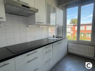<p><span>Welkom in dit gezellige appartement gelegen in Wilrijk. Dit ruime tweekamerappartement biedt ideale mogelijkheden voor starters, koppels of kleine gezinnen die een praktische en comfortabele woning zoeken.</span></p><p><span>Gelegen vlakbij het centrum bevindt dit appartement zich toch in een rustige wijk, maar met een goede bereikbaarheid van voorzieningen, winkels en openbaar vervoer rondom.</span></p><p><span> </span></p><p><span>De woonkamer is erg lichtrijk en kent een mooie grootte; perfect voor een grote eettafel en een comfortabel salon. </span></p><p><span> </span></p><p><span>Aangrenzend vinden we de keuken. De vele kasten, aangevuld met een keramisch vuur, vaatwasser en gootsteen zorgen voor een praktisch geheel.</span></p><p><span> </span></p><p><span>Het appartement beschikt over twee volwaardige slaapkamers. Dankzij de grote ramen is ook hier een zeer aangename lichtinval.</span></p><p><span> </span></p><p><span>De badkamer werd netjes ingericht met een wastafel en moderne douchecabine.</span></p><p><span> </span></p><p><span>In de inkomhal is een apart toilet terug te vinden.</span></p><p><span> </span></p><p><span>Kosten en beschikbaarheid</span></p><p><span>€ 875 / maand</span></p><p><span>€ 75 / maand (incl provisie water)</span></p><p><span>Onmiddellijk beschikbaar</span></p><p><span> </span></p><p><span>Troeven</span></p><ul><li><span>Lichtrijk appartement</span></li><li><span>Ruime woonkamer</span></li><li><span>2 Volwaardige slaapkamers</span></li><li><span>Centrale maar toch rustige ligging</span></li></ul>