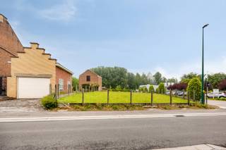 Bent u op zoek naar een ruime bouwgrond op een rustige, groene locatie? Deze mooie bouwgrond van 10 are 16 centiare (1.016 m²) is gelegen in het landelijke en charmante Strijtem en biedt heel wat mogelijkheden voor wie droomt van een vrijstaande woning.

De bouwgrond is geschikt voor open bebouwing, met een indicatieve bouwbreedte van ongeveer 9 meter en een bouwdiepte van circa 12 meter. De bebouwbare oppervlakte bedraagt ongeveer 130 m². Daarnaast is een afzonderlijke garage van circa 3,5 m x 8 m toegestaan.

De verkavelingsaanvraag is momenteel ingediend. De definitieve bouwvoorschriften zijn bijgevolg nog niet beschikbaar en kunnen nog wijzigen. De vermelde afmetingen en mogelijkheden zijn dan ook indicatief.

Dankzij de groene omgeving en het mooie open uitzicht geniet u hier van een aangename, landelijke woonomgeving met veel potentieel om uw droomwoning te realiseren.

Heeft u interesse of wenst u meer informatie over de mogelijkheden? Aarzel dan niet om ons te contacteren voor meer informatie of een bezoek ter plaatse.