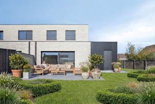 <span><span>Verkaveling '<strong>Tabaksveld</strong>' is een prachtige nieuwbouwrealisatie van <strong>2 tijdloze en uiterst kwalitatieve halfopen woningen</strong>. De woningen zijn gelegen op het einde van een <strong>doodlopende straat</strong> in een recente verkaveling en met een zeer vlotte verbinding naar de diverse buurgemeenten. Deze bijzondere troeven prikkelden de bouwheer om hier 2 comfortabele en uiterst energiezuinige woningen op te trekken. <br />Beide woningen beschikken over <strong>heel wat parkeermogelijkheden</strong> dankzij de inpandige <strong>garage + carport</strong>. Men koos resoluut voor een strakke architectuur met uitsluitend duurzame materialen. Hierdoor passen de woningen perfect in het straatbeeld en wordt er tegelijk een tijdloze uitstraling gecreëerd. <br />Deze woningen zijn ideaal als vaste woonplaats, maar ook als veilige investering met groeiende meerwaarde.<br /><br />Deze twee halfopen woningen werden opgetrokken in een <strong>stijlvolle, strakke en moderne architectuur</strong>. De combinatie van wit gevelmetselwerk en antraciet aluminium schrijnwerk zorgt voor een eigentijdse uitstraling van de woning. Beide eigendommen beschikken bovendien over een carport naast de woning met inpandige garage.<br /><br /><u><strong>Indeling:</strong></u><br /><strong>Woning 1</strong> bevindt zich op een perceel van net geen 400 m2 en telt ruim 166 m2 aan bewoonbare oppervlakte.<br />We betreden de woning via de inkomhal met trap en apart gastentoilet. De inkomhal brengt ons tot in de open woonruimte met bureau. Dankzij de <strong>open keuken met kookeiland</strong> en afzonderlijke eetplaats wordt op het gelijkvloers een uniek en open gevoel gecreëerd. De <strong>grote glaspartijen</strong> zorgen voor heel wat natuurlijke lichtinval. Aansluitend aan de keuken bevindt zich de berging met toegang tot de inpandige garage.<br />Boven vinden we <strong>3 ruime slaapkamers</strong>, een afzonderlijk toilet en een volledig uitgeruste badkamer met mogelijkheid tot dubbele wastafel, ligbad en douche.<br />Buiten beschikt de woning over een carport met ruime oprit. Er is plaats voor zeker 3 wagens. Achteraan geniet u de hele dag van de zon in uw <strong>zuidwest gerichte tuin</strong> met terras.<br /><br /><u><strong>Wat maakt Tabaksveld uniek?</strong></u></span></span>
<ul>
<li><span><span><strong>Kleinschalig project</strong>;</span></span></li>
<li><span><span>rustig gelegen op het einde van een <strong>doodlopende straat</strong>;</span></span></li>
<li><span><span>kwalitatieve architectuur en strakke, moderne afwerking;</span></span></li>
<li><span><span>gebruik van uitsluitend <strong>duurzame materialen</strong>;</span></span></li>
<li><span><span>3 tot 4 slaapkamers;</span></span></li>
<li><span><span><strong>zuidwest </strong>gerichte tuinen;</span></span></li>
<li><span><span>zeer veel <strong>parkeermogelijkheid</strong>;</span></span></li>
<li><span><span>...</span></span></li>
</ul>
<span><span> -> REEDS ENKELE PRIJSUPGRADES WERDEN GEIMPLEMENTEERD NAAR AANLEIDING VAN VERDERE AFWERKING. VRAAG HET OVERZICHT AAN DE MAKELAAR.<br />(De woningen worden binnenkort volledig afgewerkt).<br /><br />Wenst u meer info over deze unieke nieuwbouwrealisatie in Houthulst? Maak nu uw afspraak op het nummer <strong>051 501 151</strong> of via <strong>diksmuide@diksimmo.be</strong>. <br />Contacteer ons voor een gratis brochure van dit project.</span></span>