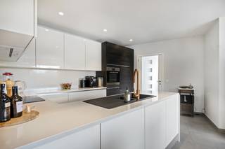 Op een uitstekende locatie in Heist-op-den-Berg bevindt zich deze moderne en bijzonder ruime vrijstaande woning met een bewoonbare oppervlakte van maar liefst 318 m² op een mooi perceel van 1.006 m². De woning combineert hedendaags wooncomfort met uitzonderlijk veel ruimte en een uitstekende energieprestatie. Dankzij de geothermische warmtepomp, zonnepanelen en het EPC-label A geniet u hier bovendien van een energiezuinige en duurzame woning.<br /><br />Benieuwd naar de virtuele rondleiding: KLIK HIER<br /><br />Via de ruime inkomhal, voorzien van een vestiaire en gastentoilet, betreden we de woning. Op het gelijkvloers bevindt zich een zeer ruime slaapkamer van 22 m². Deze kamer kan uiteraard als volwaardige slaapkamer worden gebruikt, maar is dankzij de praktische ligging ook perfect geschikt als bureau, praktijkruimte of ruimte voor een zelfstandige activiteit. Dit maakt de woning bijzonder interessant voor wie wonen en werken wil combineren.<br />Verder vinden we op het gelijkvloers een moderne keuken, voorzien van de voornaamste toestellen. Deze sluit mooi aan op de zeer ruime woon- en eetkamer. Dankzij de grote raampartijen geniet deze leefruimte van een bijzonder aangename natuurlijke lichtinval en een open en lichtrijk karakter.<br />Daarnaast beschikt de woning op het gelijkvloers over een praktische doucheruimte en een uitzonderlijk ruime garage van maar liefst 44 m². Deze biedt voldoende plaats voor meerdere wagens, fietsen en extra bergruimte.<br /><br />Op de eerste verdieping bevinden zich drie zeer ruime slaapkamers van respectievelijk 24 m², 22 m² en 20 m². De royale overloop biedt bovendien voldoende ruimte om een bureau, gamehoek of extra zithoek in te richten.<br />De moderne badkamer is uitgerust met een ruime inloopdouche, ligbad en dubbele lavabo. Dankzij de royale afmetingen en praktische indeling biedt deze badkamer alle comfort voor het hele gezin.<br /><br />Buiten beschikt de woning over een ruime oprit met plaats voor maar liefst drie wagens. Het perceel van 1.006 m² biedt bovendien volop mogelijkheden om in alle rust van de buitenruimte te genieten.<br /><br />De elektriciteitsinstallatie is bovendien volledig conform.<br /><br />Deze woning is dan ook ideaal voor wie op zoek is naar een ruime, moderne en energiezuinige gezinswoning met royale leefruimtes, vier volwaardige slaapkamers én de mogelijkheid om wonen en werken op een aangename manier te combineren.<br /><br />Contacteer ons voor meer informatie via info@boonstravastgoed.be of 0473/ 27 88 57.<br /><br />Bijzonderheden:<br />EPC-label A<br />4 zeer ruime slaapkamers<br />Mogelijkheid tot bureau, praktijkruimte of zelfstandige activiteit<br /><br /> 