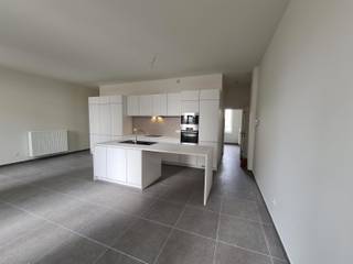 Gelijkvloers appartement met 2 slaapkamers in een kleinschalige residentie.<br />Het appartement is voorzien van hoge plafonds en authentieke uitstraling, je kan eveneens gebruik maken van een gemeenschappelijke tuin en fietsenstalling.<br />Indeling:<br />Inkomhal met berging (aansluiting wasmachine), woonkamer met volledig geïnstalleerde open keuken, 2 slaapkamers, badkamer met douche, dubbele lavabo en toilet.<br />Er is nog een ruime kelderberging aanwezig op de ondergrondse verdieping.<br />Gelegen in de gezelligste straat van Tienen, letterlijk op 5 min wandelen van het centrum.<br />Openbaar vervoer, station, apotheek, frituur en buurtwinkel bevinden zich op max 20 m van de woning<br />Huurprijs: 950 euro/maand + 70 euro/maand in de gemeenschappelijke kosten. Het verbruik is individueel. Beschikbaar vanaf 01/12/2026.<br />Wens je graag een bezoek? Mail dan naar info@immogve.be of bel naar 016/56.56.14