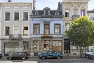 Beautiful Neoclassical Mansion with City Garden for Sale in Schaerbeek!With a generous usable area of 291 m² and a sunny garden of 250 m²,...