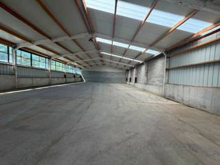 <p><span>Gelegen aan de Rue du Halage 13 in Ittre, biedt dit magazijn van ongeveer </span><strong><span>450 m²</span></strong><span> een ruime en functionele opslagruimte, ideaal voor het stockeren van goederen, materiaal of andere zaken waarvoor een grote opslagoppervlakte nodig is.</span></p>
<p><span>Het gebouw beschikt over een </span><strong><span>geïsoleerd dak</span></strong><span>, wat zorgt voor geschikte omstandigheden voor de opslag van uw goederen. Op de site zijn </span><strong><span>gemeenschappelijke toiletten</span></strong><span> beschikbaar.</span></p>
<p><span>Het magazijn bevindt zich in een rustige en aangename omgeving, nabij het centrum van Ittre en de belangrijkste verbindingswegen. De locatie is bovendien praktisch voor professionele en logistieke activiteiten.</span></p>
<p><span>Een interessante oplossing voor bedrijven, zelfstandigen of particulieren die op zoek zijn naar een ruime en vlot bereikbare opslagruimte in de regio.</span></p>