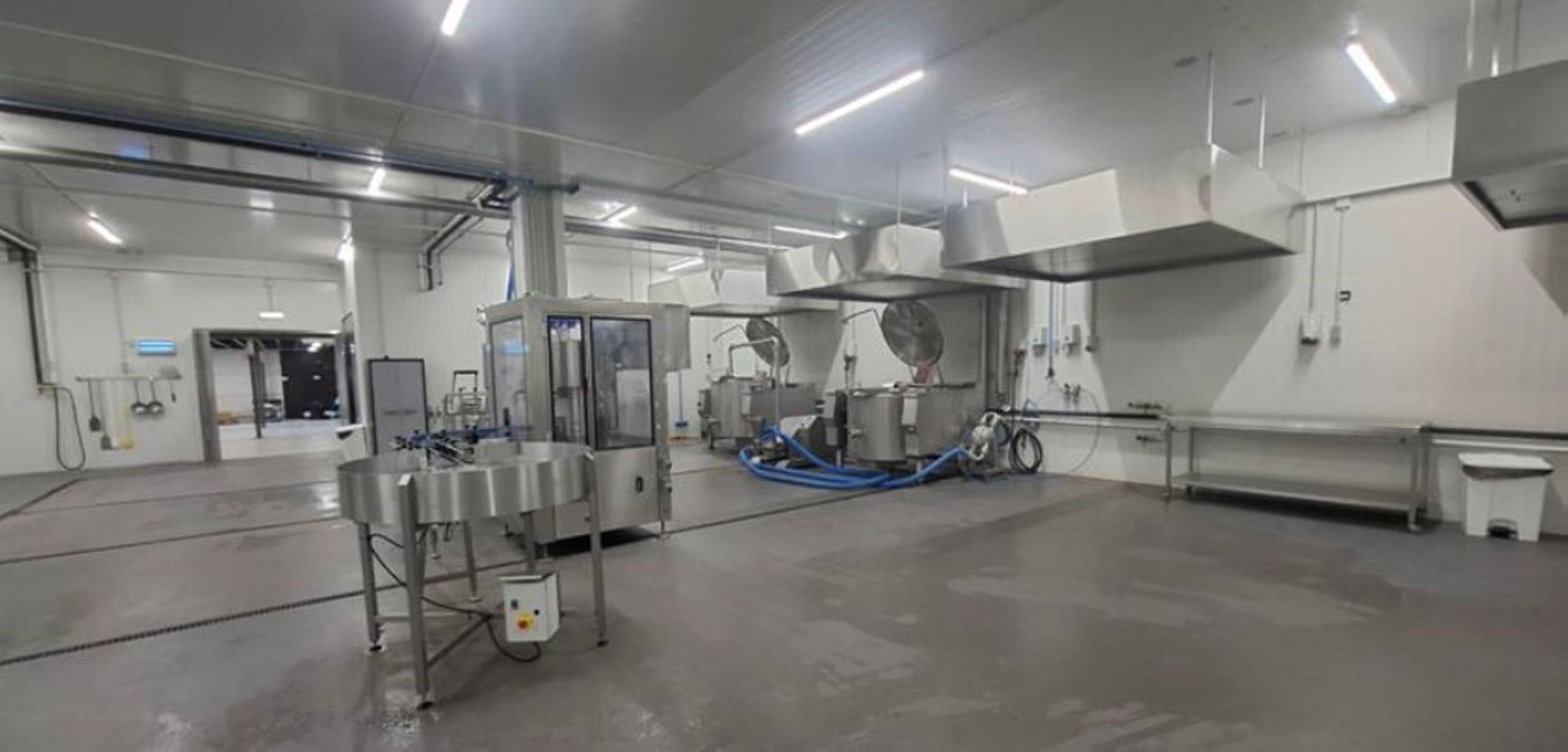 Bedrijfsgebouw  voor voeding met koelruimtes, loskades, parking - foto 4