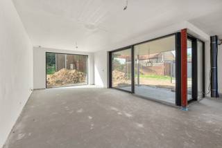<p><strong>Ben je op zoek naar een energiezuinige nieuwbouwwoning met drie slaapkamers en een zonnige, zuidgerichte tuin, die je verder naar eigen smaak kunt afwerken? Zo gevonden!</strong></p>
<p>Deze stijlvolle BEN-woning combineert hedendaagse architectuur met een hoogwaardige afwerking en uitstekende energieprestaties. Dankzij de lucht-waterwarmtepomp, vloerverwarming, ventilatiesysteem D met warmteterugwinning, zonnepanelen en een performante isolatie behaalt de woning een E-peil van slechts E20. Zo geniet je niet alleen van optimaal wooncomfort, maar ook van een bijzonder lage energiefactuur.</p>
<p>De woning is gelegen op een perceel van 221 m² en beschikt over een bewoonbare oppervlakte van 155,9 m². Buiten geniet je van een zuidgerichte tuin van ca. 60 m² en een terras van 15 m², waar je de hele dag van de zon kunt genieten. Daarnaast is er de mogelijkheid om een carport te plaatsen (vergund, maar momenteel niet voorzien), zodat je ook over een overdekte parkeerplaats kunt beschikken.</p>
<p>Op het gelijkvloers vind je een inkomhal met gastentoilet, een lichtrijke woonkamer, een gezellige eetkamer en een ruime open keuken. Verder is er een praktische berging met aansluitingen voor wasmachine en droogkast. Vanuit de leefruimte heb je rechtstreeks toegang tot het terras en de tuin.</p>
<p>Op de verdieping bevinden zich drie volwaardige slaapkamers van 14 m², 12 m² en 12 m², en een badkamer van 10 m².</p>
<p>Een extra troef is dat de keuken en badkamer nog niet geplaatst zijn, waardoor je als koper deze volledig naar eigen smaak en stijl kunt kiezen en afwerken (inbegrepen in de prijs). Ook voor verschillende andere afwerkingsmaterialen is nog keuze mogelijk binnen de voorziene budgetten.</p>