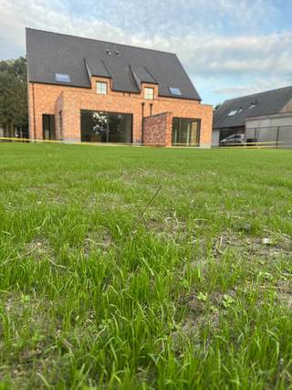In het rustige en aangename Klein Sinaai (Stekene) bevindt zich deze zeer ruime en moderne nieuwbouwwoning, die volledig wordt afgewerkt met oog voor comfort, kwaliteit en energiezuinigheid.<br />Bij het binnenkomen beschikt de woning over een ruime inkomhal met een apart toilet en een afzonderlijke bureauruimte, ideaal voor wie van thuis uit werkt. Vanuit de inkomhal komt u in de ruime leefruimte, waar de woonkamer mooi aansluit op de moderne open keuken. De keuken is volledig uitgerust en vormt samen met de leefruimte een aangename, lichtrijke plek om te wonen en te genieten.<br />Daarnaast beschikt de woning over een bijzonder ruime berging, voorzien van een aansluiting voor de wasmachine en voldoende plaats voor extra opslag.<br />Op de bovenverdieping bevinden zich drie mooie slaapkamers, een ruime badkamer met zowel een bad als een douche en een apart toilet. Via een vaste trap bereikt u de ruime zolderverdieping, die bovendien voorzien is van handige inbouwkasten. Deze extra ruimte biedt tal van mogelijkheden en zorgt voor een enorme hoeveelheid bergruimte.<br />Ook aan de buitenzijde wordt de woning volledig afgewerkt. De tuin en de oprit worden in de loop van oktober volledig aangelegd. Er zal nog een tuinhuis voorzien worden. Daarnaast wordt er nog verlichting voorzien, waardoor de woning volledig afgewerkt en instapklaar zal zijn.<br />De woning is uitgerust met de modernste technieken en biedt daardoor een hoog wooncomfort en een energiezuinig karakter. Zo is er een warmtepomp en vloerverwarming aanwezig en zullen er ook nog zonnepanelen worden geplaatst.<br />Een ruime, moderne en energiezuinige nieuwbouwwoning op een rustige locatie in Klein Sinaai, Stekene, ideaal voor wie op zoek is naar comfort, ruimte en een volledig nieuwe woning.<br />Beschikbaar vanaf 1 november.<br />Interesse? Contacteer ons via mail op info@rosiersderidder.be<br />Referentie: 5732