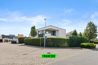 Welkom in deze prachtige, eigentijdse woning die meteen indruk maakt door haar moderne architectuur, optimale energiezuinigheid (E-peil E29) en uitzonderlijk wooncomfort.<br /><br />Bij binnenkomst valt het open karakter onmiddellijk op: de grote raampartijen en open ruimtes zorgen voor een aangenaam ruimtelijk gevoel en een maximale lichtinval. Een stijlvolle zwevende trap afgewerkt in Corian leidt u naar de bovenverdieping en vormt een echte blikvanger in het interieur. <br /><br />De benedenverdieping en de bovenverdieping zijn volledig uitgerust met vloerverwarming, wat bijdraagt aan een constant aangename temperatuur en een lage energiefactuur. De stijlvolle, volledig ingerichte keuken met groot eiland in composiet is voorzien van alle moderne toestellen en biedt alles wat een hobbykok zich kan wensen. Aansluitend vindt u de lichtrijke leefruimte, met directe toegang tot het perfect georiënteerde en volledig nieuw aangelegde terras waar u van ’s morgens vroeg tot ’s avonds laat van de zon kunt genieten.<br /><br />De woning beschikt over drie ruime slaapkamers, een afzonderlijke dressing en een open dubbele bureau op de overloop, ideaal voor thuiswerk of als studeerruimte waarbij het contact met de rest van de woning behouden blijft. De badkamer is uitgerust met een dubbel meubel, bad en inloopdouche en beneden is alles voorzien voor een tweede douchekamer indien gewenst.<br /><br />Met 20 zonnepanelen (250WP), een zonneboiler en een regenwaterput van 10.000 liter bent u klaar voor de toekomst. Er zijn voorzieningen getroffen om domotica te installeren en een alarmsysteem is reeds aanwezig voor extra gemoedsrust.<br /><br />De woning beschikt over drie parkeerplaatsen, waarvan één onder een stijlvolle zwevende carport en is rustig en kindvriendelijk gelegen, op wandelafstand van openbaar vervoer, winkels en scholen. <br /><br /> <br /><br />Bent u op zoek naar een instapklare woning die modern comfort, duurzaamheid en een warme thuis combineert? Aarzel niet en neem contact op voor meer info of een afspraak! <br /><br />