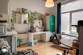 Deze opbrengsteigendom is gelegen in een rustige zijstraat parallel aan de Overpoort, dé studentenbuurt van Gent. Dankzij de centrale ligging bevinden alle belangrijke universiteits- en hogeschoolcampussen zich op korte afstand, net als winkels, openbaar vervoer en het station Gent-Sint-Pieters. Een ideale locatie voor studenten.<br /><br />De woning omvat 7 studentenkamers en een aparte studeerkamer. Elke kamer is volledig bemeubeld en uitgerust met een eigen lavabo. Ieder tussenverdiep is voorzien van een badkamer. De twee badkamers zijn te delen door zes kamers. <br />De kamer op de sous-solverdieping beschikt over een privatief toilet en heeft daarnaast toegang tot een aparte badkamer in de inkomhal, uitsluitend bestemd voor deze kamer. Er is ook een koer aanwezig, handig waar de studenten het vuilnis kunnen bewaren. <br />De maandelijkse netto-opbrengst bedraagt € 3.720.<br /><br />Alle 7 kamers beschikken over een conformiteitsattest, geldig tot 15/06/2027. De elektriciteitskeuring zal conform worden afgeleverd bij het verlijden van de akte.<br />Voor meer informatie of een bezoek, kan u terecht op de website: https://janfranswillemstraat4.rosseel.be/ <br /><br />Bij meerdere biedingen aan de vraagprijs behoudt de eigenaar zich het recht voor om de verkoopprocedure verder te zetten via een gesloten biedingssysteem.