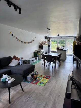 Instapklare, energiezuinige halfopen woning in de duurzame verkaveling Proostlaan te Vorselaar <br /><br />(Wil je een bezoek inplannen? Zie link onderaan de beschrijving)<br /><br />Deze halfopen woning uit 2021 is nog in uitstekende staat en combineert een hedendaagse afwerking met een zeer zuinig energieverbruik. Ze ligt in de rustige, kindvriendelijke wijk Proostlaan, met een trage weg naar het kasteeldomein en vlotte verbinding met het centrum.<br /><br />Via de inkomhal met apart gastentoilet komt u in de lichtrijke, open leefruimte met zithoek, eetplaats en volledig uitgeruste keuken met kookeiland en bar. Grote ramen geven veel lichtinval en directe toegang tot terras en tuin. Een berging met aansluitingen voor wasmachine en droogkast vervolledigt het gelijkvloers.<br /><br />Op de verdieping bevinden zich drie volwaardige slaapkamers en een ruime badkamer met dubbele wastafel, inloopdouche en ligbad. Via een vaste trap bereikt u de deels afgewerkte zolder, momenteel in gebruik als opslag en fitnesshoek, met mogelijkheid tot verdere inrichting.<br /><br />Buiten is er een onderhoudsvriendelijke tuin met terras.<br /><br />De woning is gebouwd volgens de laatste energienormen: zonnepanelen, ventilatie systeem C en PVC-buitenschrijnwerk met hoogrendement++ glas. Dankzij E-peil E17 en EPC-label A geniet u van een laag energieverbruik. Alle keuringsattesten (elektriciteit, sanitair, EPB, verwarming, PV-installatie) zijn beschikbaar.<br /><br />Troeven:<br />* Volledig instapklaar, gebouwd in 2021<br />* EPC-label A (E17)<br />* Zonnepanelen (10) en regenwaterput (5000 L)<br />* 3 slaapkamers + uitbreidbare zolderruimte<br />* Badkamer met inloopdouche én ligbad<br />* Apart gastentoilet<br />* Rustige, duurzame verkaveling nabij het kasteeldomein<br />* Alle keurings- en energieattesten beschikbaar<br /><br />Bezichtigingen enkel op afspraak via:<br />https://calendar.app.google/byvB4rvuSdFccYti6<br /><br />De link werkt niet in de app. Open het zoekertje via de website of typ de link in je browser.<br /><br />Geen geschikt moment of vragen? Neem contact op via Toon e-mailadres<br /><br />Graag geen makelaars.