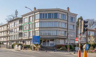 <p>Dit instapklaar appartement met autostaanplaats in Sint-Jans-Molenbeek is gelegen in de verzorgde residentie Sleutelplas en bevindt zich op de tweede verdieping, vlot bereikbaar met zowel lift als trap. Het appartement combineert een praktische indeling met een aangename lichtinval en vormt een uitstekende opportuniteit voor wie op zoek is naar een comfortabele woonst of een interessante investering.</p><p>Bij het betreden van het appartement kom je in de inkomhal, die voorzien is van een praktische vestiaire- en bergruimte en een apart gastentoilet. Deze centrale hal geeft toegang tot de verschillende ruimtes van het appartement.</p><p>De leefruimte is ruim en lichtrijk dankzij de grote raampartijen die zorgen voor een aangename sfeer en een open gevoel. Aansluitend bevindt zich de open keuken, die volledig is uitgerust en voorzien van een geïntegreerde eethoek. Deze opstelling zorgt voor een vlotte verbinding tussen koken, eten en ontspannen en biedt alle comfort voor dagelijks gebruik.</p><p>Het appartement beschikt over één volwaardige slaapkamer van 12m², die voldoende ruimte biedt voor een comfortabel slaapgedeelte. De douchekamer is verzorgd en praktisch ingericht, met aansluiting voor een wasmachine en droogkast.</p><p>Als extra troef beschikt het appartement over een privatieve kelderberging van 4m², ideaal voor bijkomende opslag. Er is de mogelijkheid tot aankoop van een ondergrondse autostaanplaats in de residentie, mits een meerprijs van € 20.000.</p><p>De residentie Sleutelplas is goed onderhouden en biedt een aangename woonomgeving. De ligging in Sint-Jans-Molenbeek zorgt voor een vlotte bereikbaarheid en een goede verbinding met omliggende gemeenten en het stadscentrum.</p><p>Met een EPC van 163 kWh/m² jaar en label D+ beschikt het appartement over een gunstige energieprestatie. Bovendien is de elektrische installatie conform, wat zorgt voor extra gemoedsrust.</p><p>Dit instapklaar appartement combineert comfort, licht en een praktische ligging en is geschikt als eerste woning, investering of uitvalsbasis. Ontdek het zelf en plan een bezoek.</p>