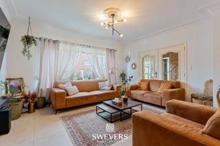 Interesse? Meer informatie op www.SWEVERS.be. - Deze ruime woning aan Koosterstraat 12 in Alken combineert comfort, ruimte en energiezuinigheid. De woning uit 1971 werd in 2025 volledig gerenoveerd met nieuwe ramen, moderne keuken en badkamers, warmtepomp en zonnepanelen.<br /><br />Het huis beschikt over een lichtrijke leefruimte (31 m²), een praktische keuken (16 m²), vijf volwaardige slaapkamers (14–17 m²) en twee moderne badkamers. Extra praktische troeven zijn een kruipkelder, een vrijstaande garage (24 m²), ruime bergruimtes en een zuidoostelijk georiënteerde tuin van 5a 96ca.<br /><br />Dankzij de EPC-score B, warmtepomp, zonnepanelen en airco in elke kamer is de woning energiezuinig en toekomstgericht. De ligging biedt rust, maar scholen, winkels en snelweg zijn dichtbij, waardoor wonen hier zowel comfortabel als bereikbaar is. Bel ons vandaag nog voor een persoonlijke rondleiding. Wij van Swevers Real Estate helpen je maar al te graag verder. tel. 011 255 155. Bron bewoonbare oppervlakte: EPC-verslag.