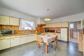 pen bebouwing in het landelijke Tielt-Winge, met een ruime tuin en vlotte verbinding naar scholen en invalswegen.<p><br /></p><p>Deze woning uit 1963 combineert een rustige ligging met een praktische indeling en veel buitenruimte. De open bebouwing beschikt over een tuin van 792 m² waar je volop kan genieten van rust en privacy. Binnen vind je een lichtrijke woonkamer met open haard, een functionele keuken en een veranda met zicht op de tuin. Met 3 slaapkamers en 2 badkamers biedt deze woning voldoende ruimte voor gezinnen of wie extra comfort zoekt. Dankzij de landelijke omgeving en de goede bereikbaarheid woon je hier in een aangename balans tussen rust en dagelijkse voorzieningen.</p><p><br /></p><p>Belangrijkste ruimtes:</p><p>• Woonkamer met open haard en veel natuurlijke lichtinval</p><p>• Keuken uitgerust met dubbele spoelbak, vaatwasser en gaskookplaat</p><p>• Veranda met aangenaam zicht op de tuin</p><p>• 3 slaapkamers met diverse indelingsmogelijkheden</p><p>• 2 badkamers, waarvan één met inloopdouche en één met ligbad</p><p>• Berging met aansluiting voor wasmachine en droogkast</p><p>• Garage met kantelpoort</p><p>• Ruim terras aansluitend op de tuin</p><p>• Tuin van 792 m² met veel buitenruimte</p><p><br /></p><p>Troeven:</p><p>• Open bebouwing in een landelijke omgeving</p><p>• Ruime tuin van 792 m²</p><p>• Goede bereikbaarheid nabij scholen en invalswegen</p><p><br /></p><p>Neem vandaag nog contact op voor een bezoek.</p><p><br /></p><p>JOUW DROOMHUIS. ZO GEVONDEN!</p>